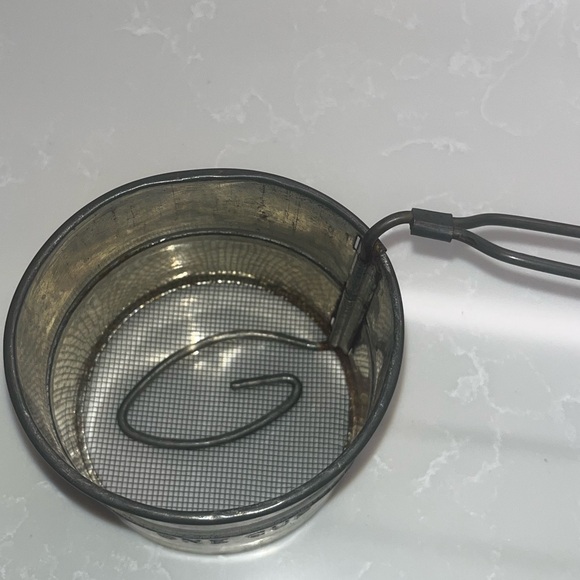 Vintage 2 cup flour sifter-rare find - Picture 3 of 5